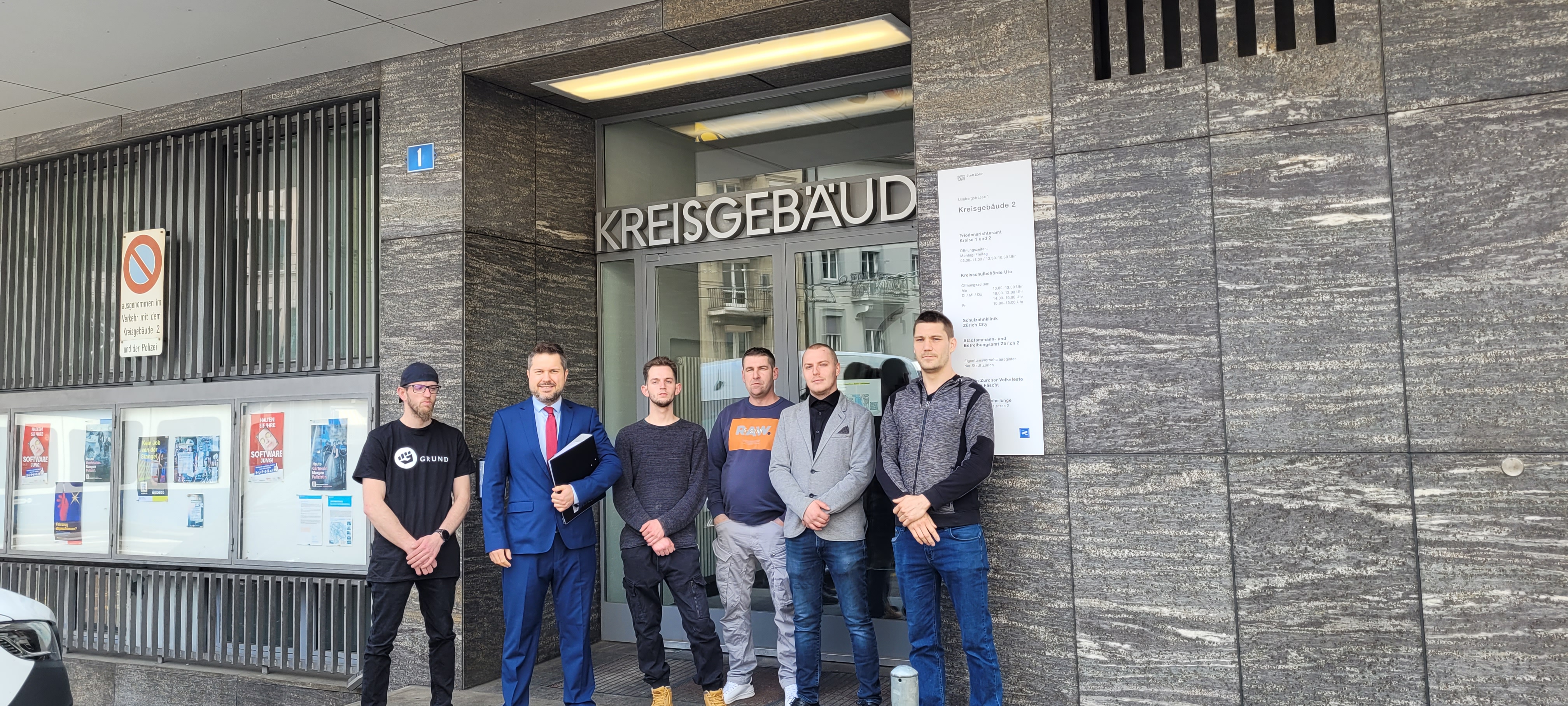 Csoportkép a Kreisgebäude előtt.